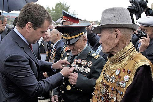 Дмитрий Медведев награждава монголски ветерани от битката при Халхин Гол