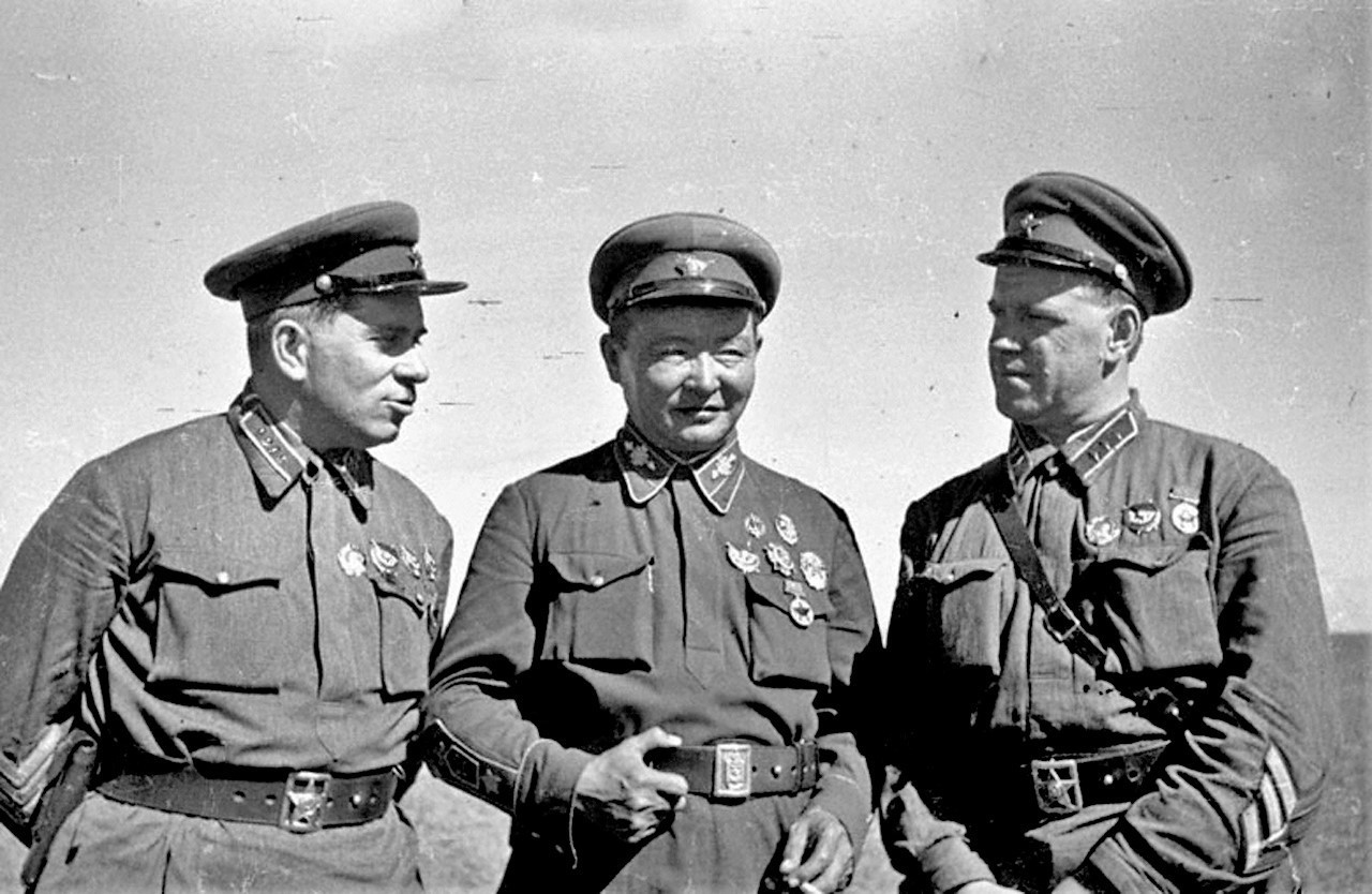 Командир Г. Стерн, маршалът на Народна република Монголия Хорлогин Чойбалсам и командир Георгий Жуков при Халхин Гол, 1939 г.