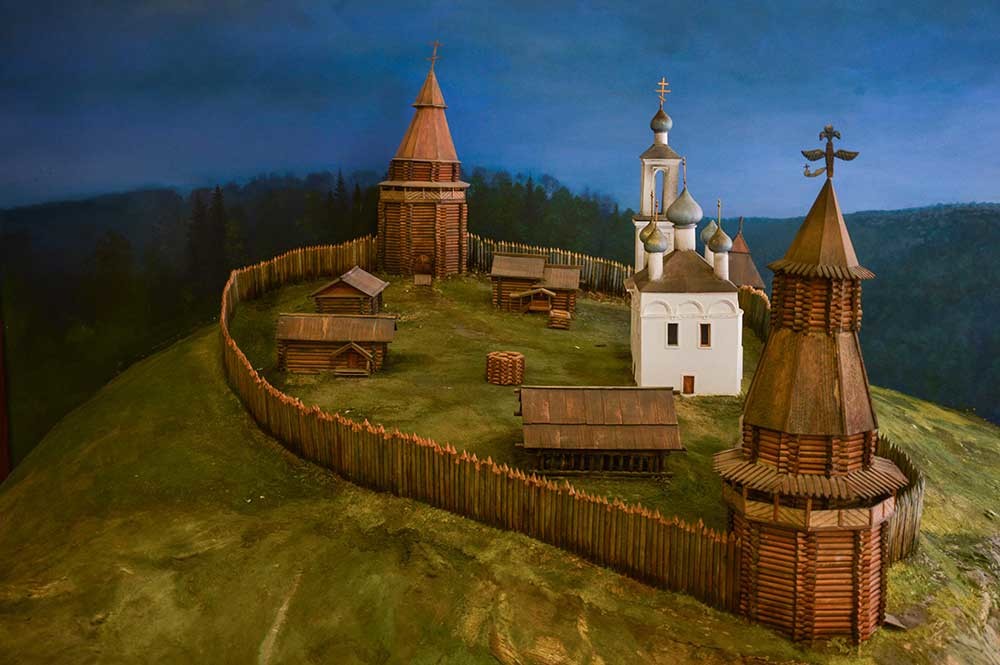 Modell des hölzernen Kremls, der sich einst auf dem Hügel befand, wo heute die Statue von Salawat Juljajew steht