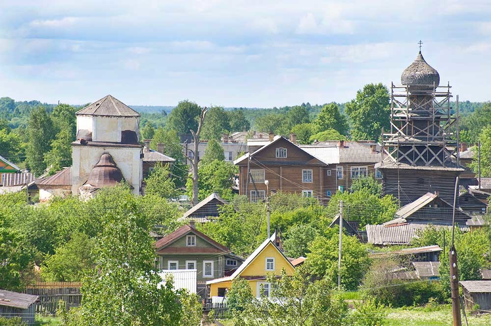 Vista oeste desde la muralla de Beloziorsk. A la izquierda: iglesia de la Intercesión. Derecha: iglesia del Profeta Elías en proceso de restauración. 9 de junio de 2010.