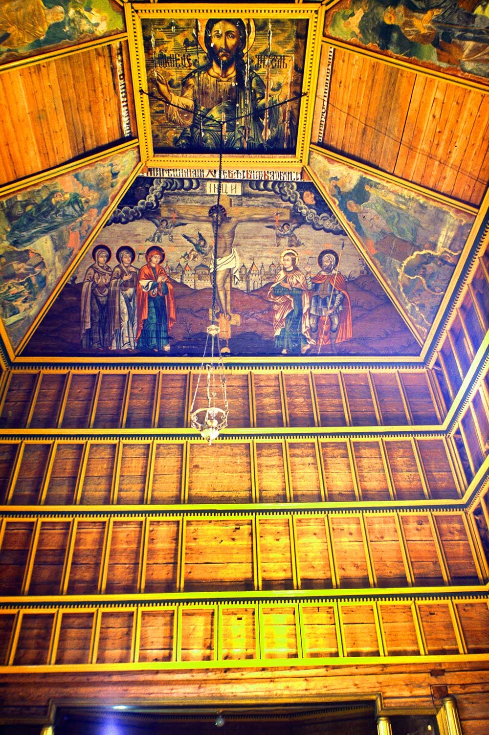 Iglesia del Profeta Elías, interior. Vista este con pinturas de Cristo en el techo y marco de la pantalla de iconos. 23 de julio de 1999.