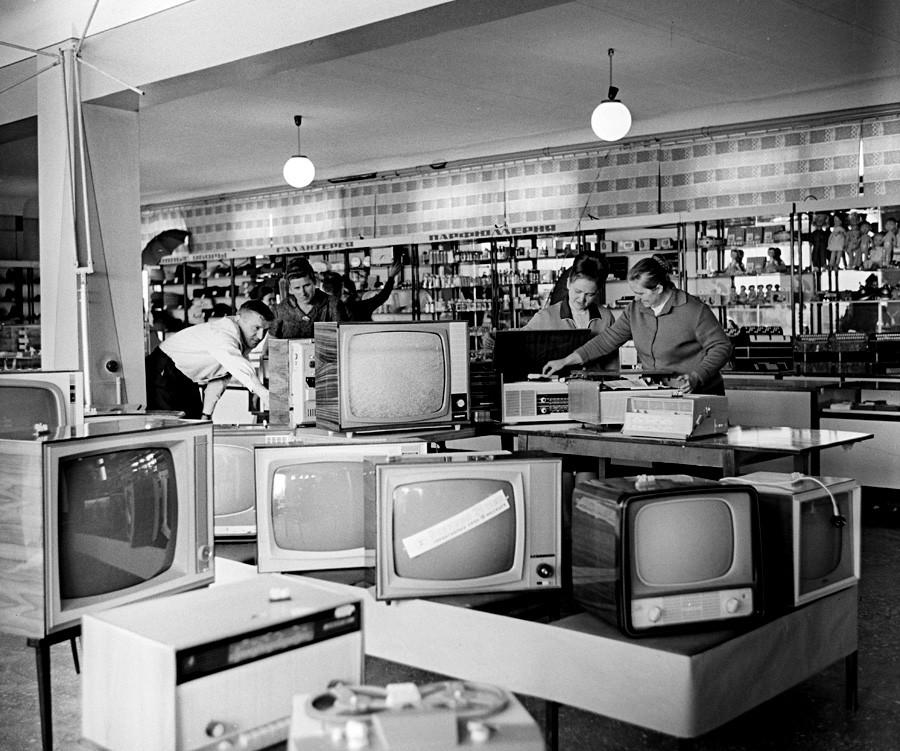Elektronik-Abteilung in einem Kaufhaus in der Region Krasnodar, 1970