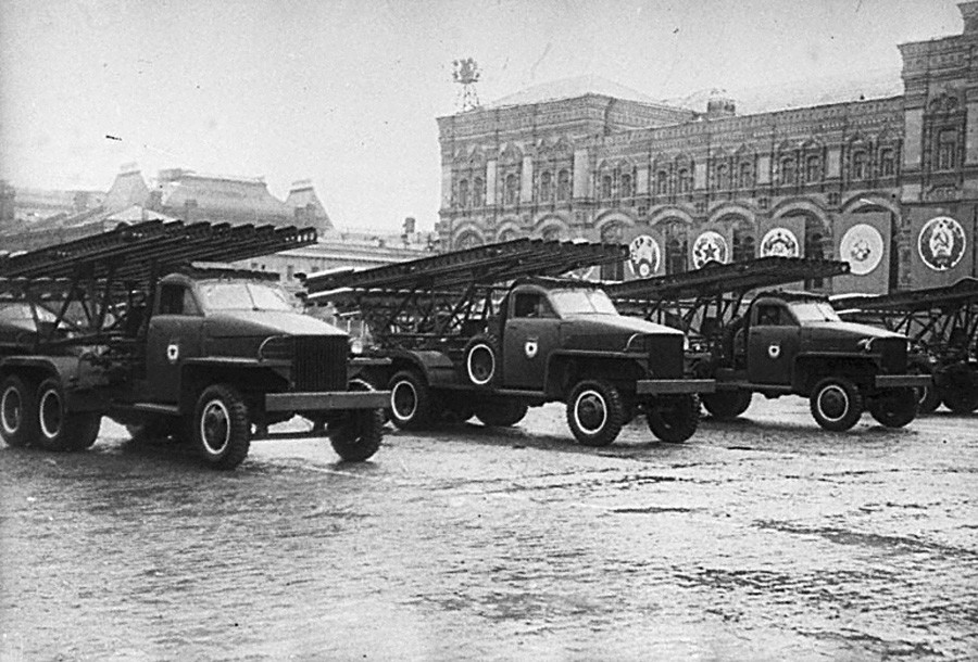 Perayaan Hari Kemenangan. Beberapa peluncur roket Katyusha mengikuti parade militer di Lapangan Merah, 24 Juni 1945.