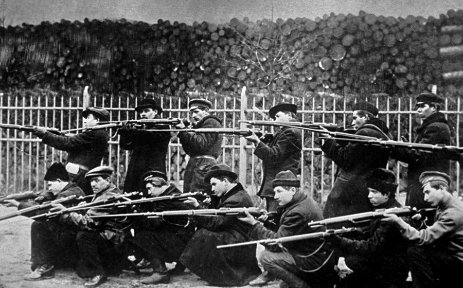 Гвардейци тренират пред Смоленския институт