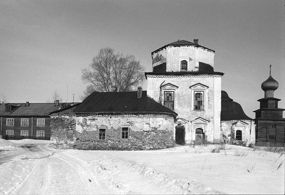 南から見た生神女庇護聖堂。1998年3月3日。