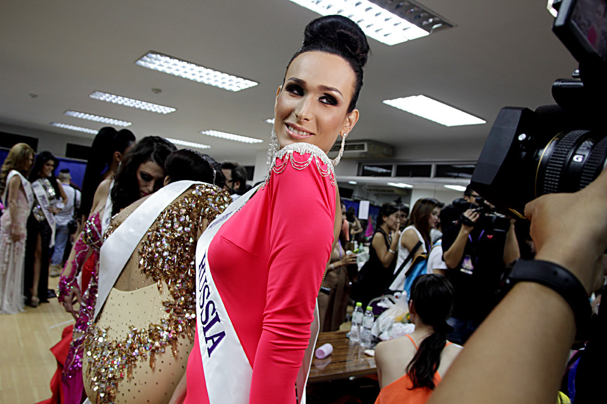 Вероника Светлова из России готовится за кулисами к финальному шоу конкурса красоты трансгендеров Miss International Queen 2014 в зале Tiffany's Show в городе Паттайя (Таиланд).