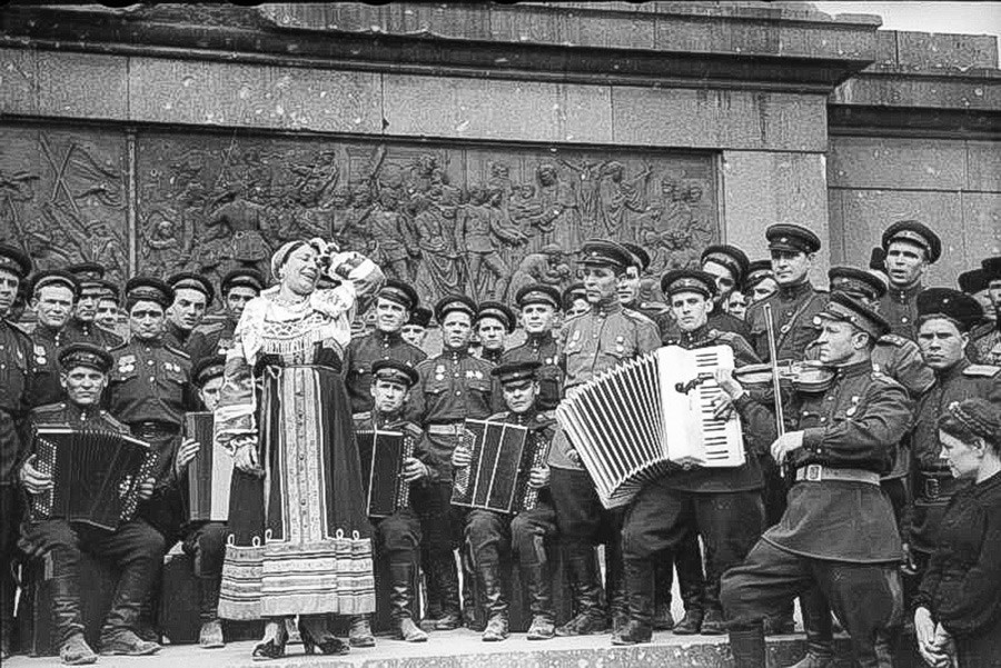 戦勝記念塔を背景に演奏しているリディア・ルスラーノワ。