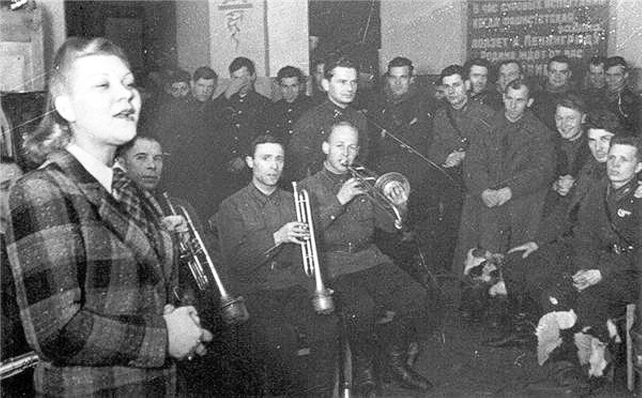 クラウディア・シュリジェンコの演奏。レニングラード戦線、1941年。