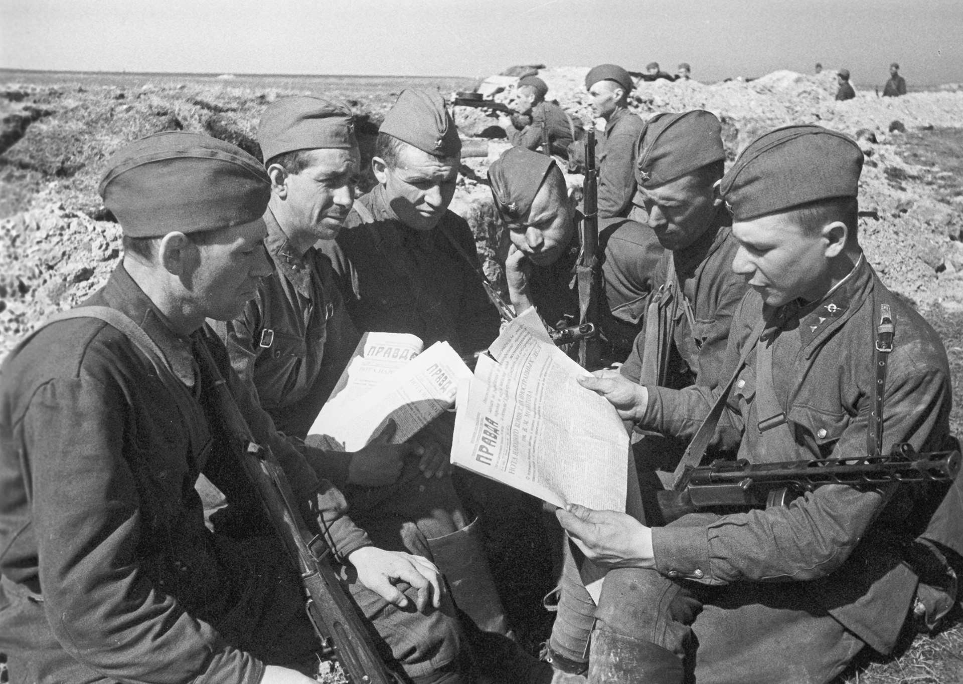 レニングラード戦線。掩堡で「プラウダ」新聞を読んでいる赤軍の兵士。1942年。