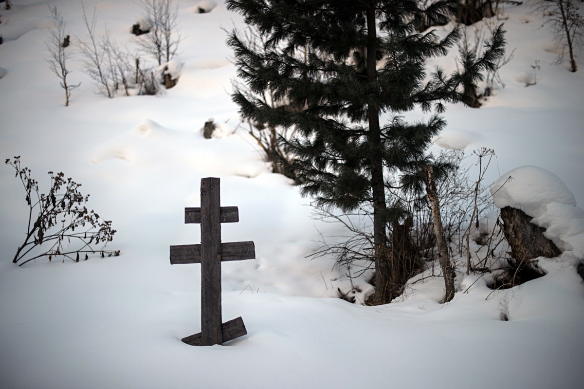 Cruz ortodoxa no túmulo do pai da família Likov.