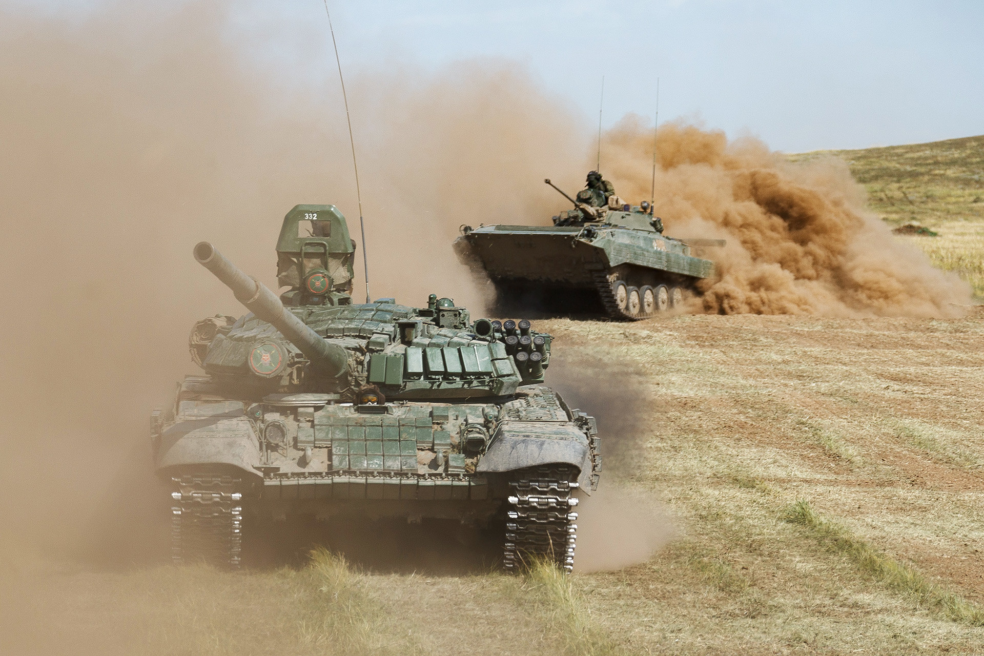  Char de combat T-72B (à gauche) sur le polygone de Tsougol.