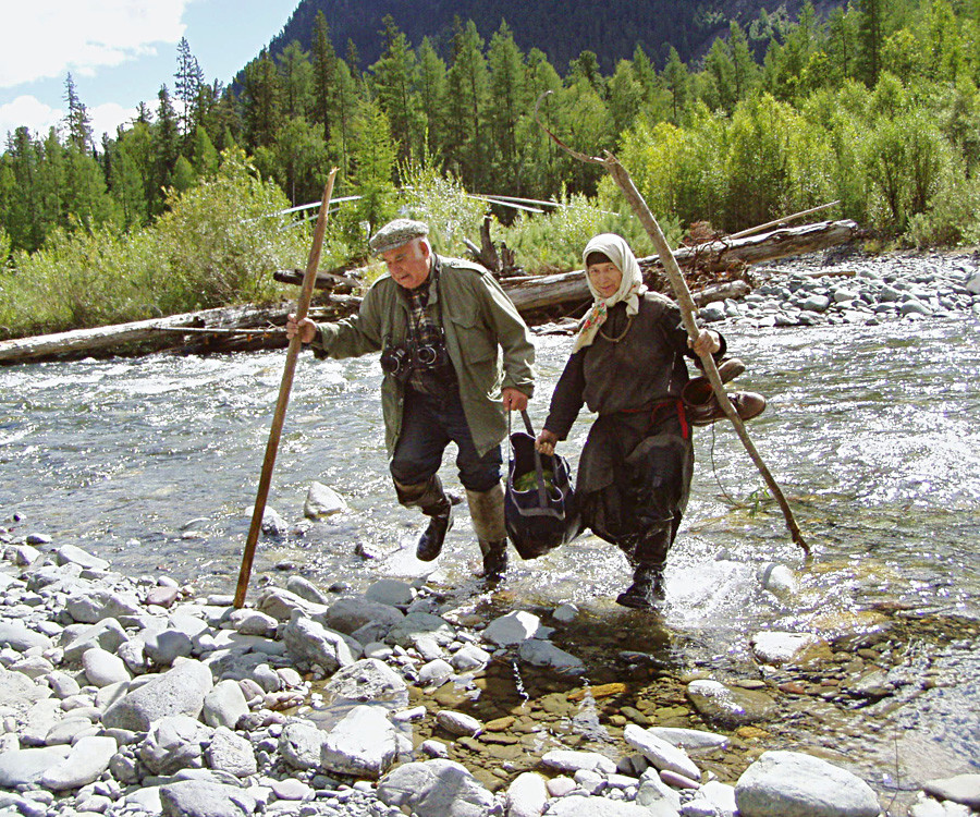 Agafia Lykova and journalist Vasily Peskov going across the Yerinat river, 2004 