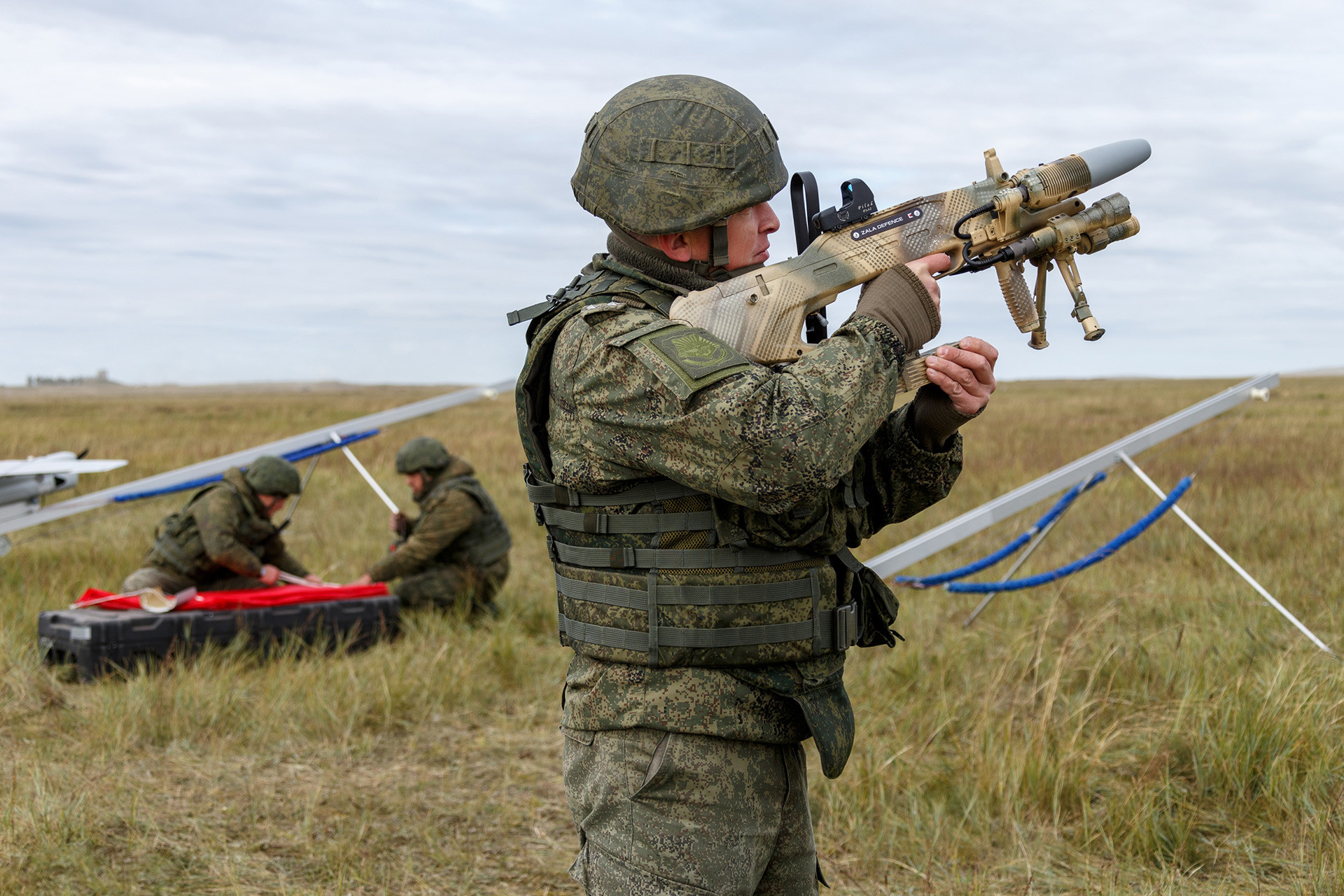 Militar com armamento de defesa contra drones REX 1.