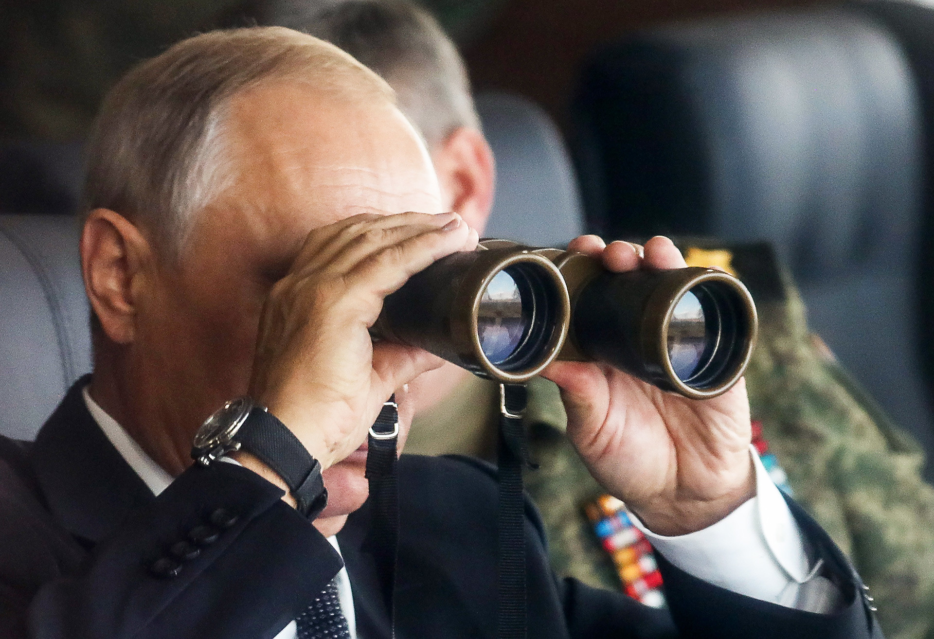 Presidente russo assiste a exercícios.