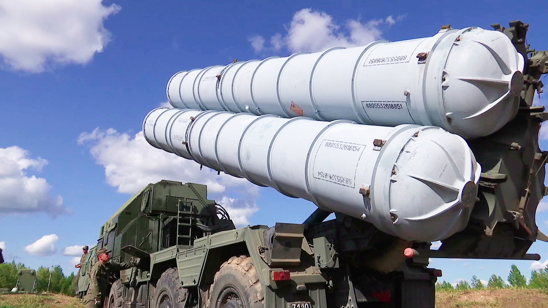 地対空ミサイルシステム「S-400」。軍事演習「ボストーク2018」を前に、テレムバ演習場で行われた中央軍管区と東部軍管区の対空ミサイル軍と防空軍の部隊の予行演習にて。