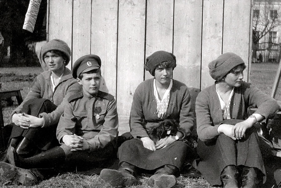 Alexéi con sus hermanas en 1917.