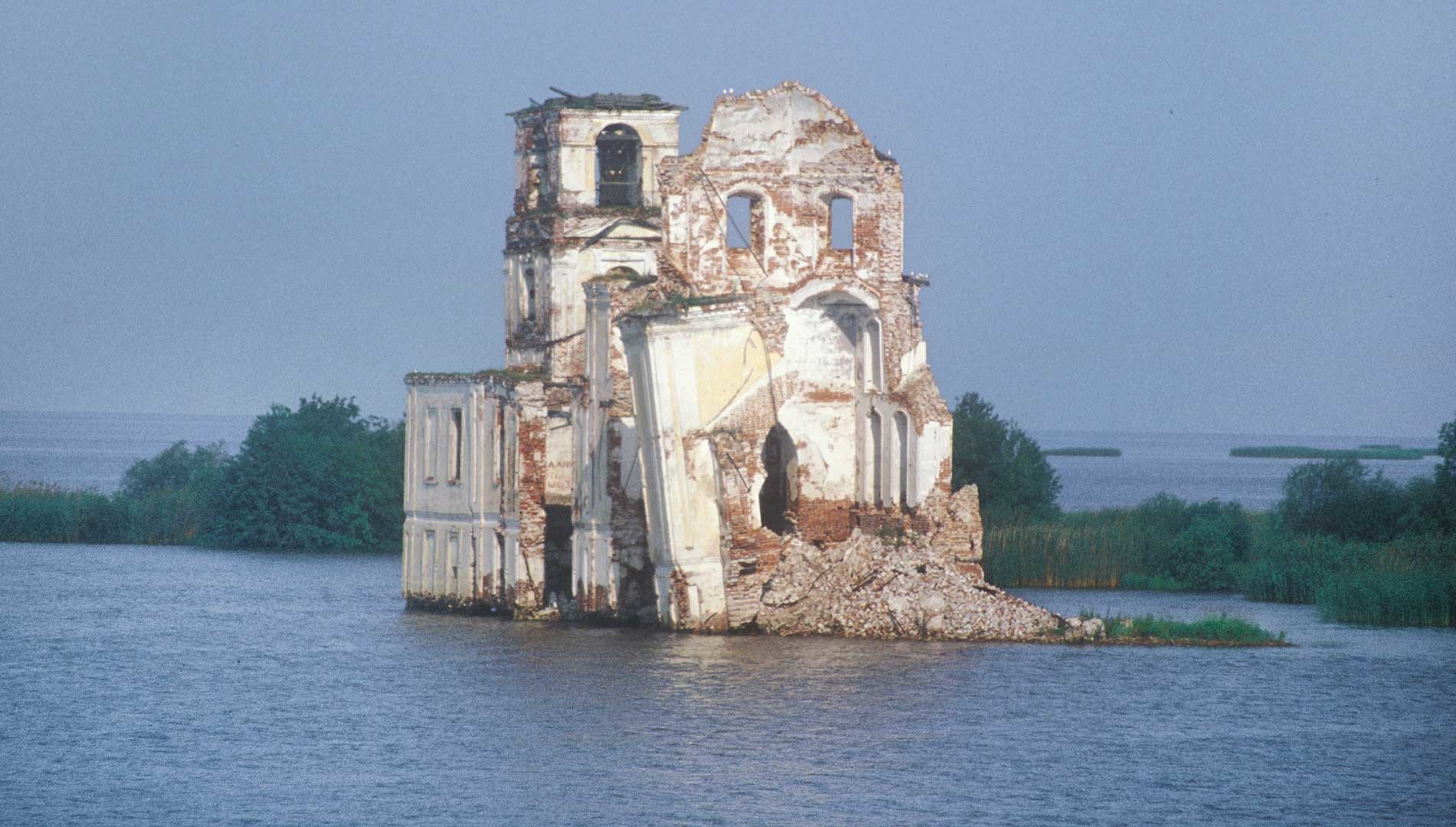 Krokhino. Gereja Kelahiran Kristus, pemandangan Sungai Sheksna dari tenggara. 14 Juli 2007.