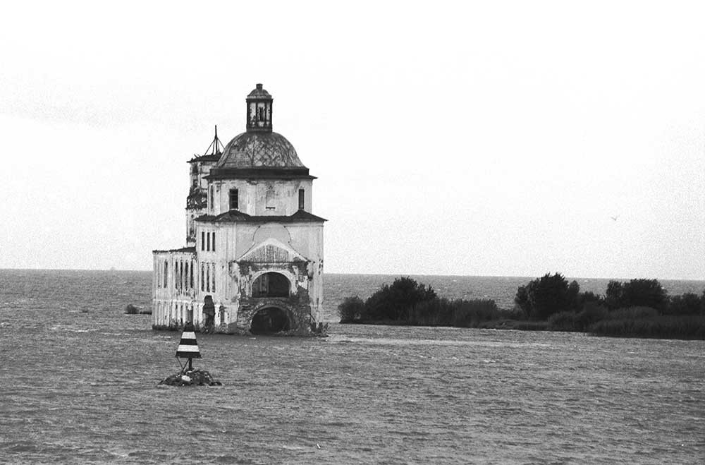 Krokhino. Gereja Kelahiran Kristus, penampakan Sungai Sheksna dari timur. 8 Agustus 1991.