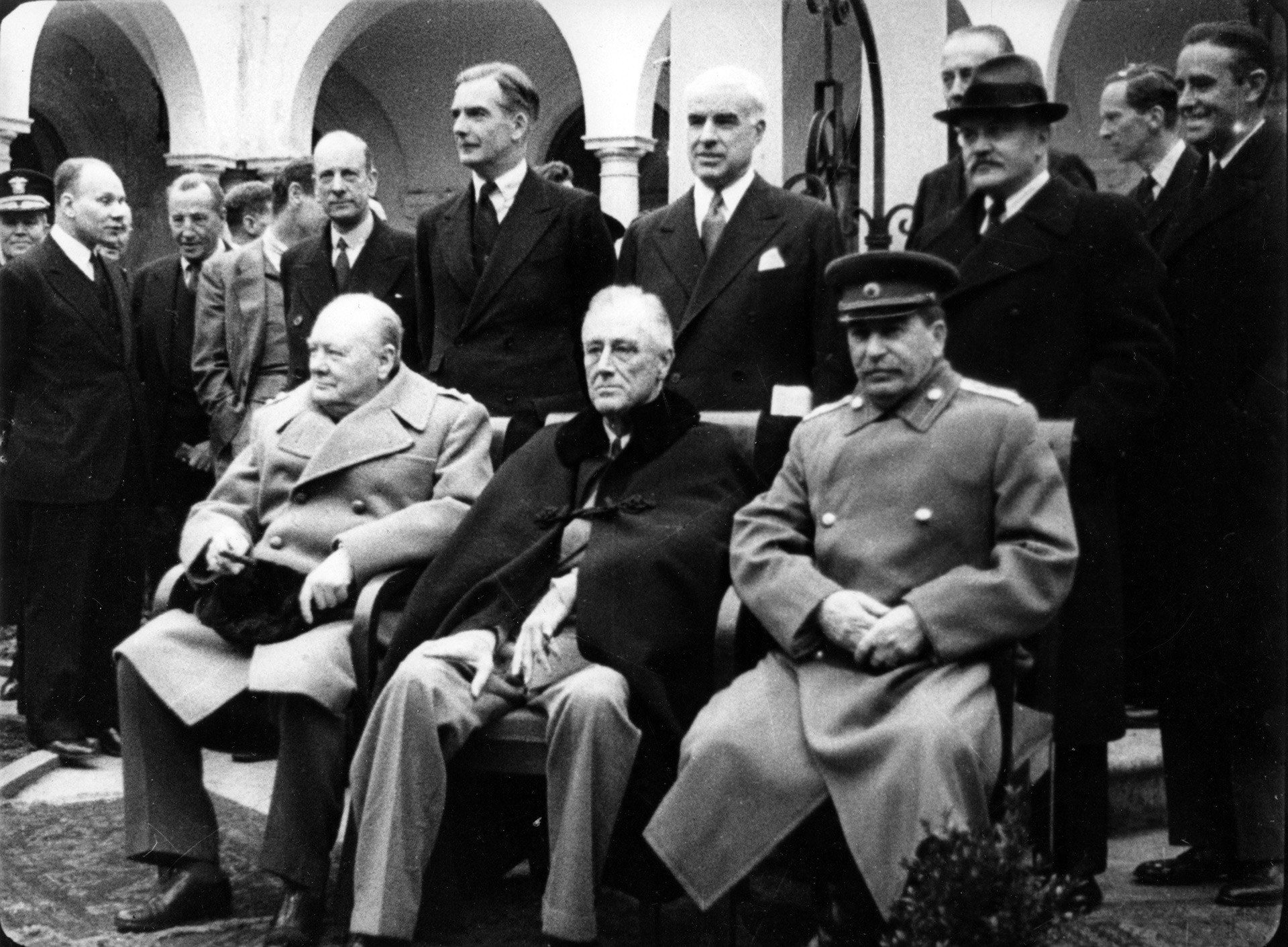 La conferencia de Yalta, 1945. De la derecha a la izquierda: Iósif Stalin, Franklin D. Roosevelt y Winston Churchill.