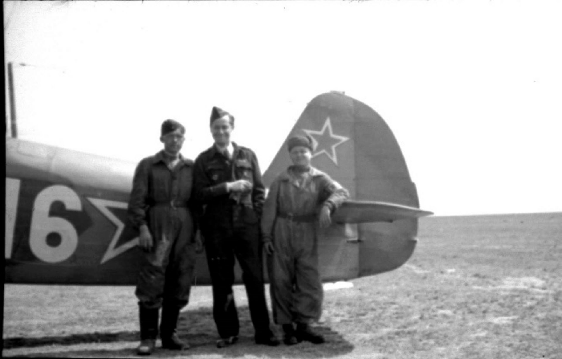 Devant leur Yak-7T: le pilote français Yves Mourier (au milieu), âgé de 32 ans  et  son mécanicien russe Valentin Ivanovitch Ogourtsov, âgé de 18 ans  (à droite).  Il s’agit des membres de la célèbre escadrille Normandie-Niemen. 