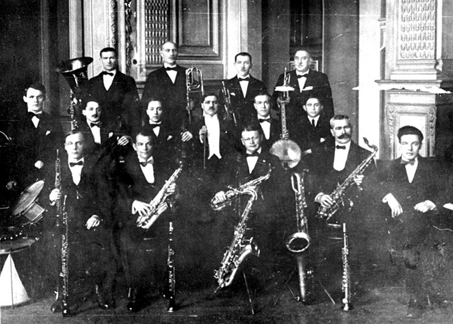 A primeira banda de jazz de Teplitski (com ele no centro). Leningrado, 1927. 
