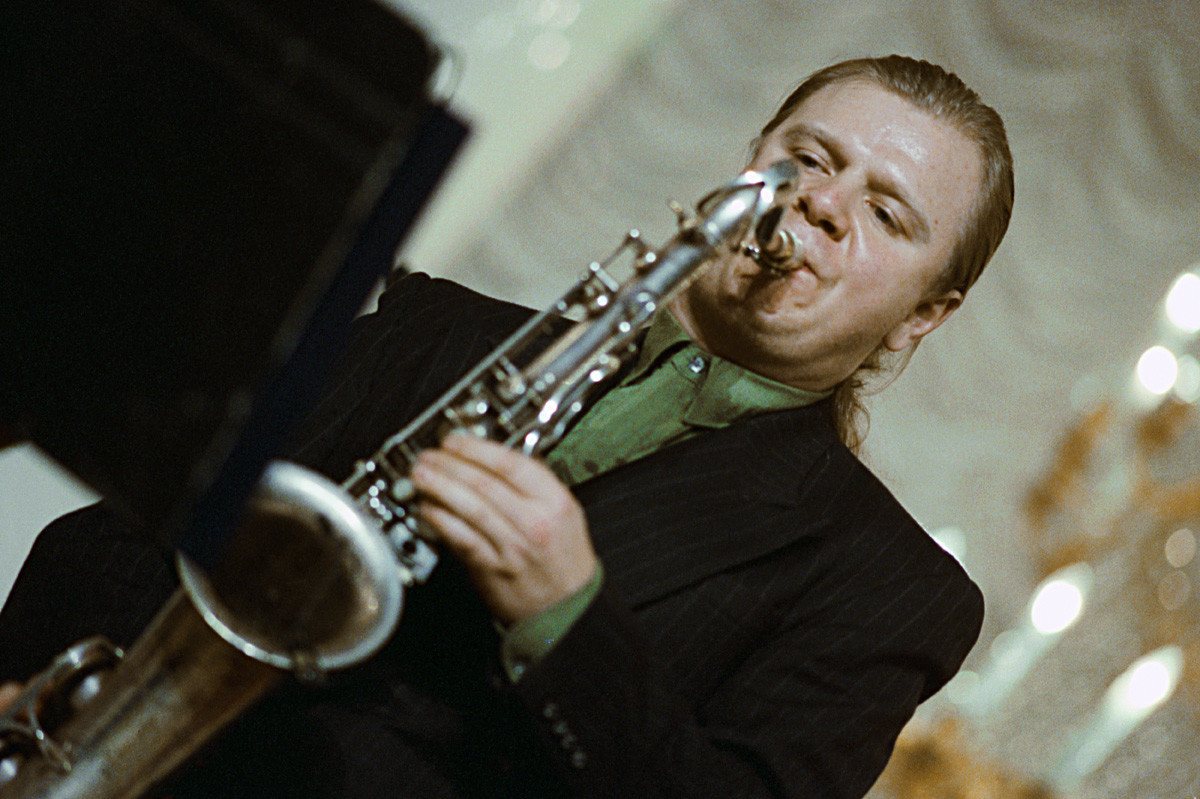 O maestro de jazz russo Ígor Butman tocando em Moscou em 1992.