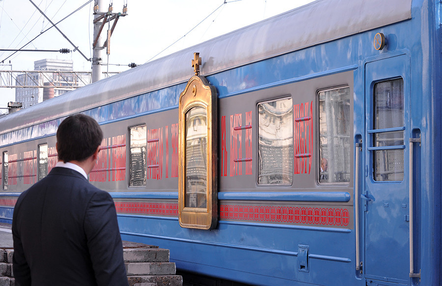 Kereta api dengan gerbong gereja tiba di stasiun Kursky Moskow dari Sankt Peterburg.