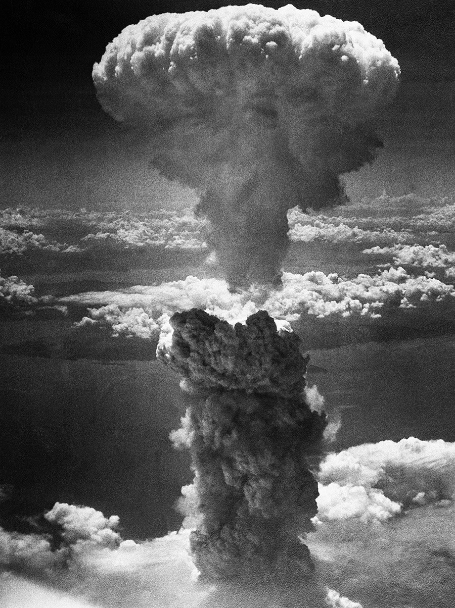 Облак във формата на гъба над Нагасаки, Япония, след втората ядрена атака от страна на САЩ на 9 август 1945 г.