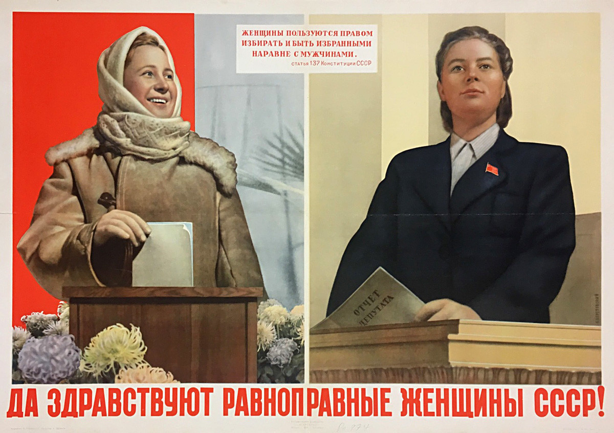 As mulheres da União Soviética têm direitos iguais de votar e receberem votos. Vida longa às mulheres da União Soviética que têm direitos iguais