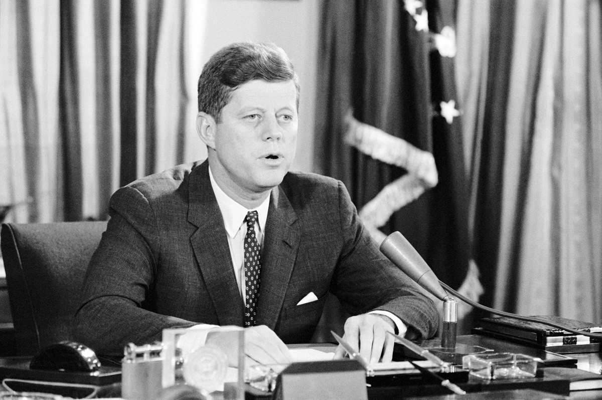 Американският президент Джон Ф. Кенеди съобщава, че САЩ ще възобновят атмосферните изпитания на ядрени оръжия, ако оценките покажат, че съветските действия налагат това.