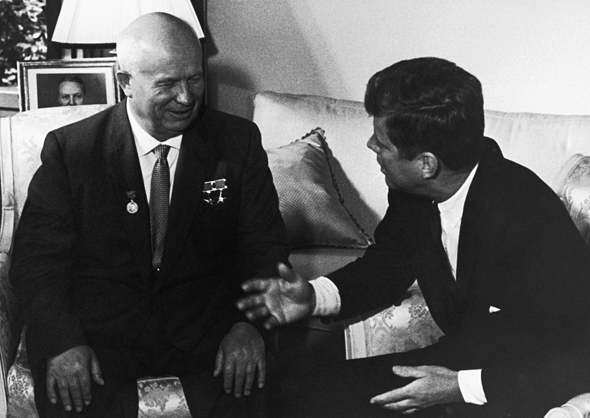 Съветският лидер Никита Хрушчов (вляво) и американският президент Джон кенеди в Посолството на САЩ по време на Срещата на върха във Виена, 2 юни 1961 г.