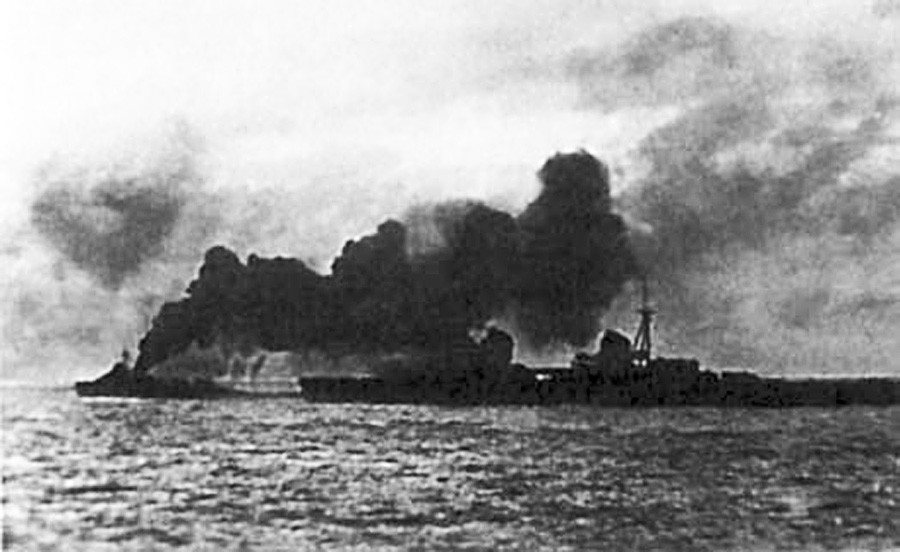 煙に囲まれているソビエトの巡洋艦「キロフ」。1941年8月のタリンの撤退の時。