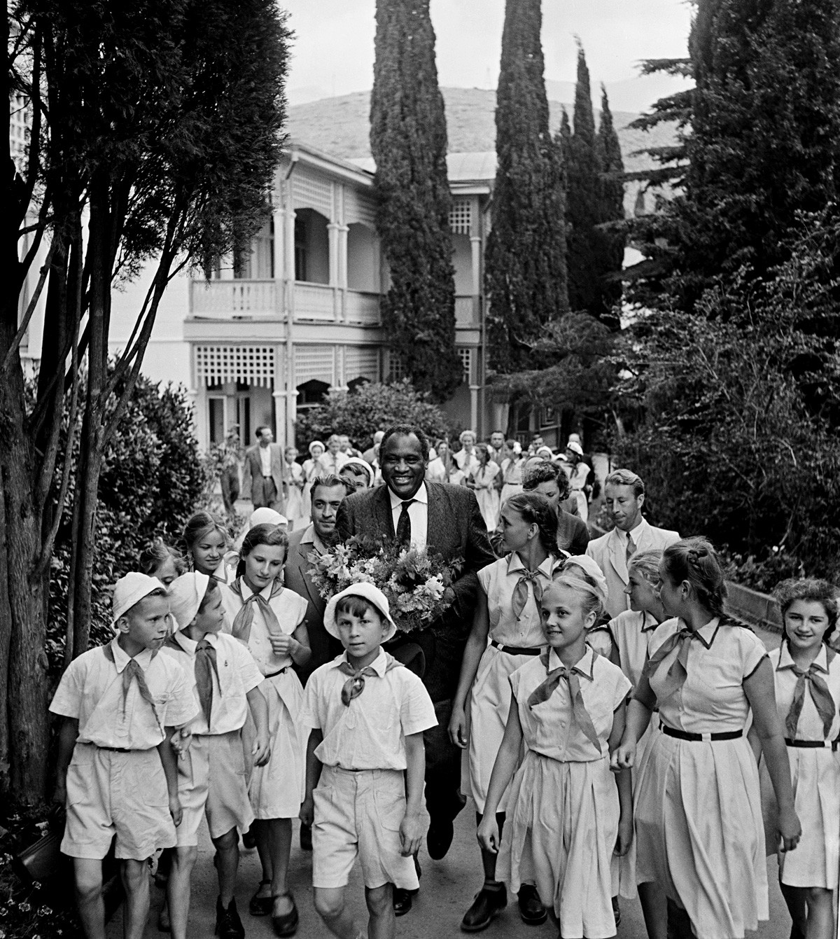 Crimea, Ukrainian SSR, USSR. American singer and prize winner of the Lenin Peace Prize Paul Robeson among pioneers at the Artek International Children’s Centre.
