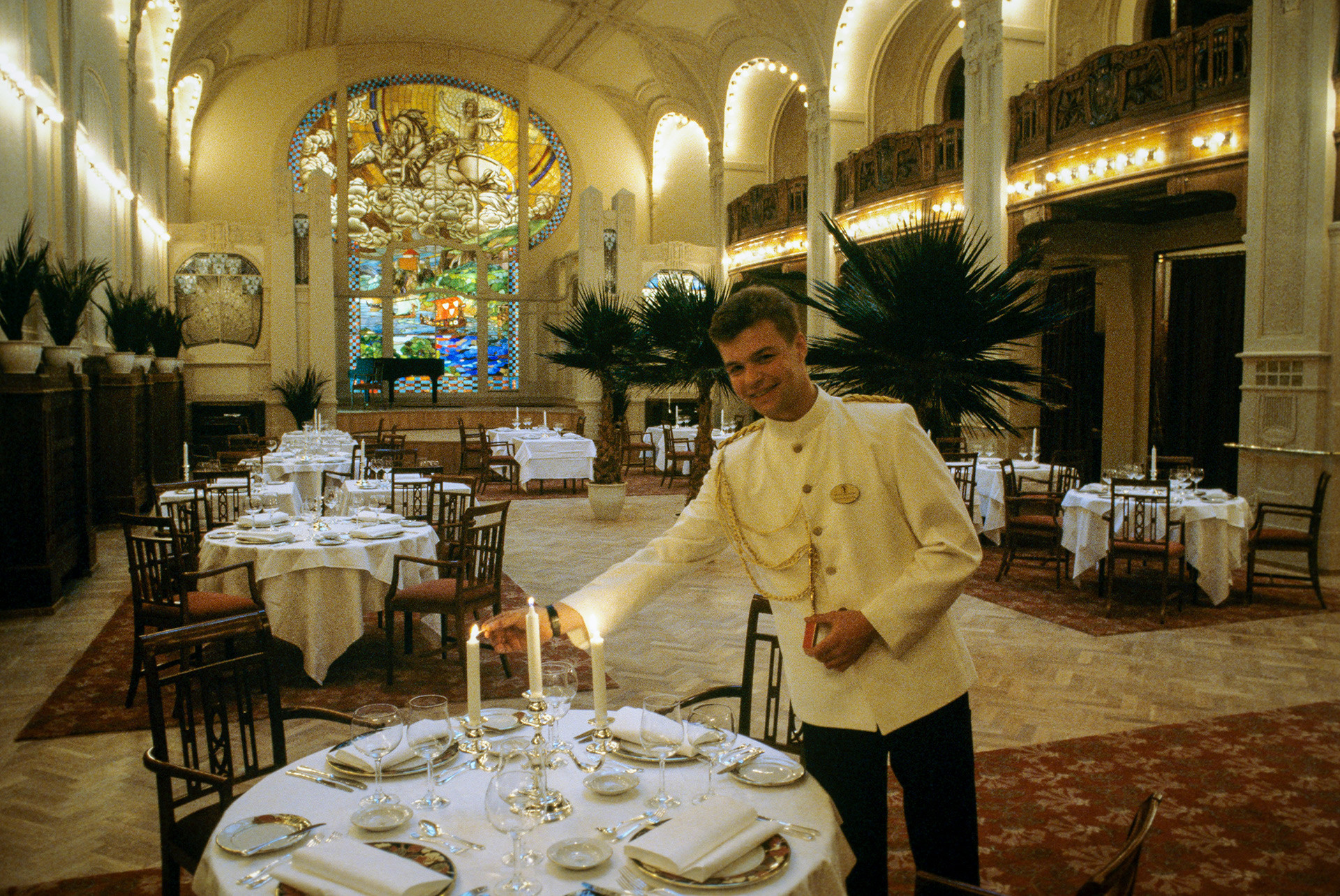 Krysha, bar yang paling eksotis dari empat restoran di Grand Hotel Eropa di bagian paling atas hotel. Para pelayan mengenakan pakaian zaman Peter I.