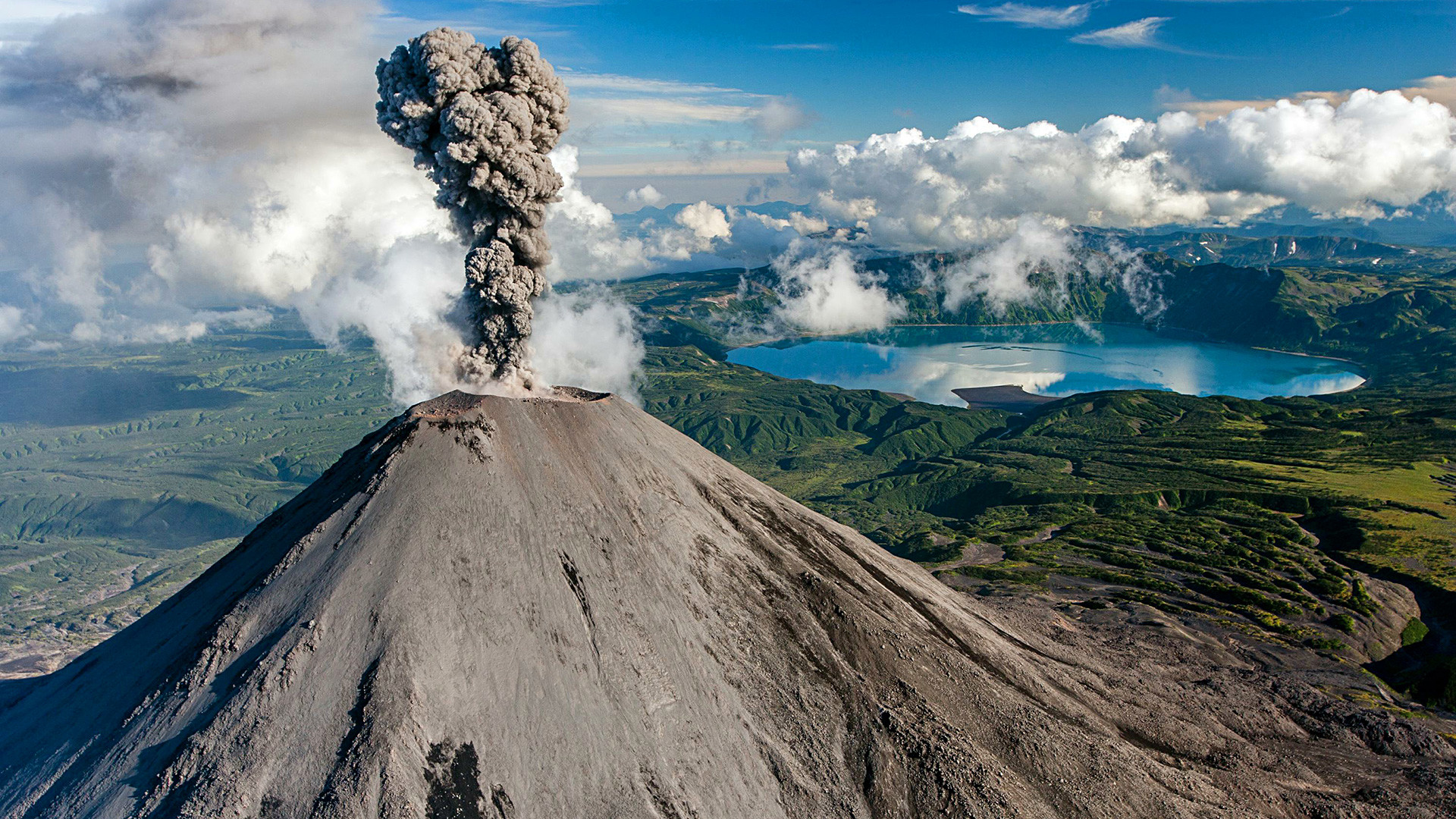 Обезьяна на фоне вулкана
