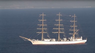 Видео: Држејќи се да не паднат во морето, руски патници снимија брод под наклон од 40 степени