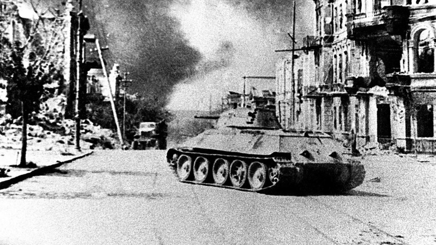 Sovjetski tenk T-34 na ulicama Sevastopolja poslije oslobođenja od nacističke okupacije u Drugom svjetskom ratu.