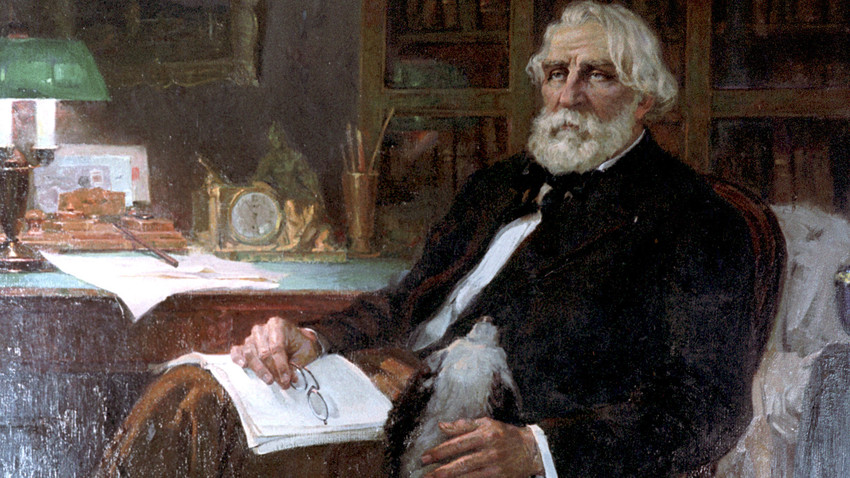 Репродукција портрета И.С. Тургењева чији су аутори браћа Курнаков. Оригинал се чува у Државном музеју Ивана Тургењева.