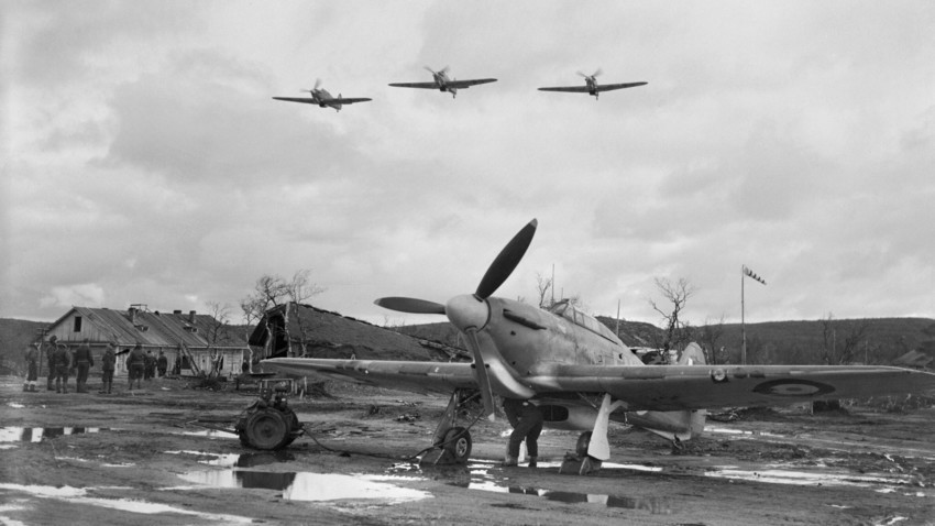 Самолетите "Хоукър Хърикейн" (Hawker Hurricane) от Крило №151 на Кралските военно-въздушни сили на летището във Ваенга (днешен Североморск), близо до Мурманск, есента на 1941 година.