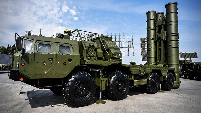 Russian S-400 anti-aircraft missile launching system is displayed at the exposition field in Kubinka Patriot Park outside Moscow on August 22, 2017 during the first day of the International Military-Technical Forum Army-2017.