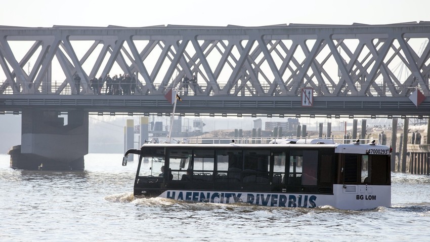 Автобус-амфибија во Хамбург