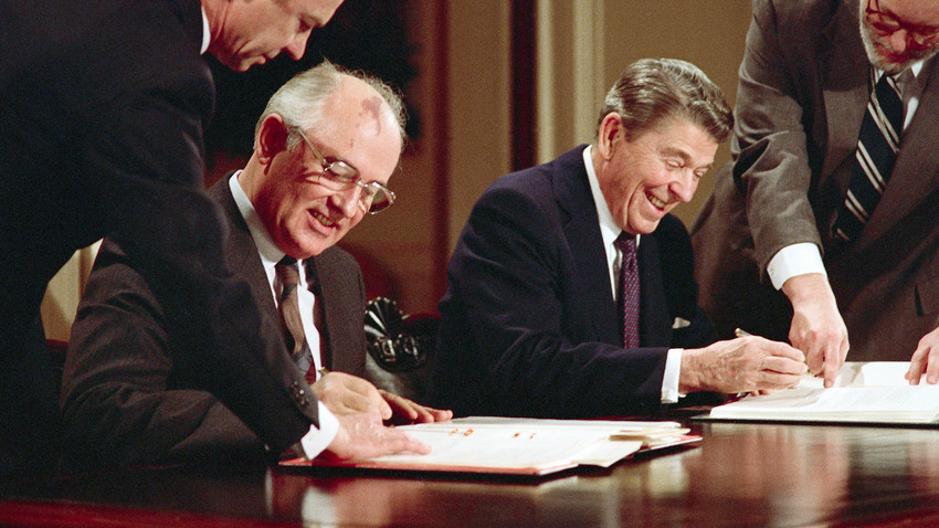 Михаил Горбачов и Роналд Реган 1987. године потписују историјски Споразум о елиминацији ракета средњег и малог домета.