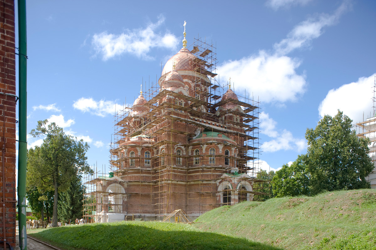 救世主ボロジノ修道院、北東の隅。ウラジーミルの聖母イコン大聖堂。右は、1985年に復元された「バグラチオンの突角堡塁」のセミョーノフスキー角面堡。ここでアレクサンドル・トゥチコフ将軍は戦死した。2012年8月21日。