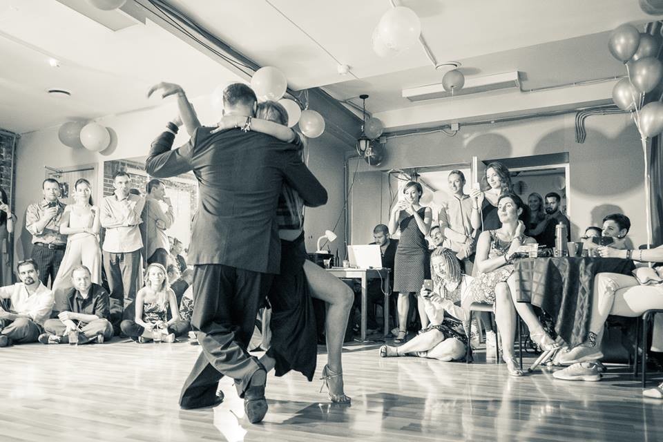 Dançarinos Max Izvekov e Katia Zak durante apresentação na milonga Bien Porteña, em Moscou