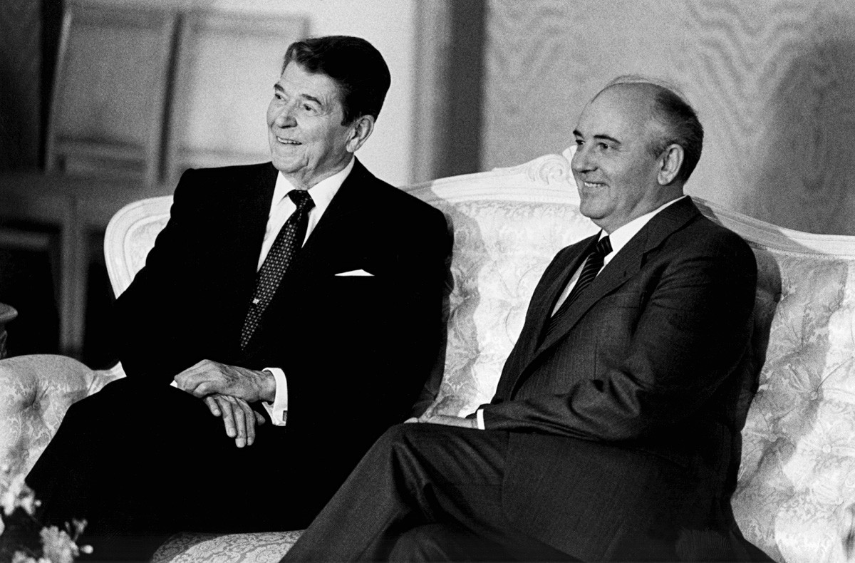El presidente estadounidense, Ronald Reagan (a la izquierda), y el líder soviético, Mijaíl Gorbachov.