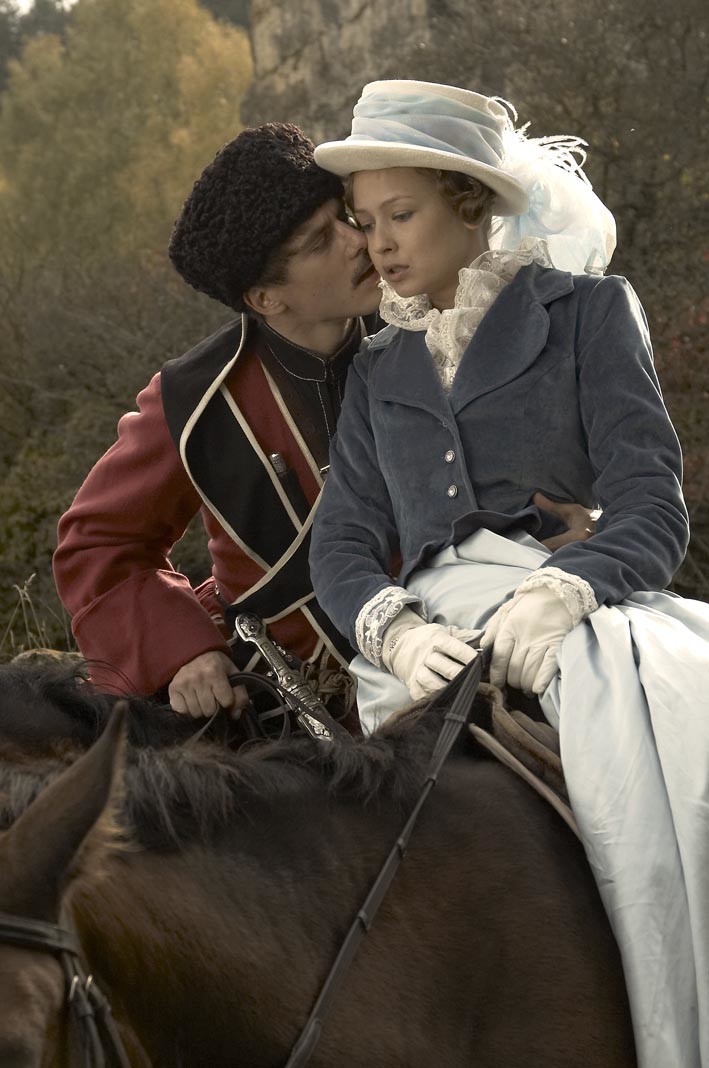 Petchorin e Mary durante cavalgada. Cena da série ‘O Herói do Nosso Tempo’, de 2006.