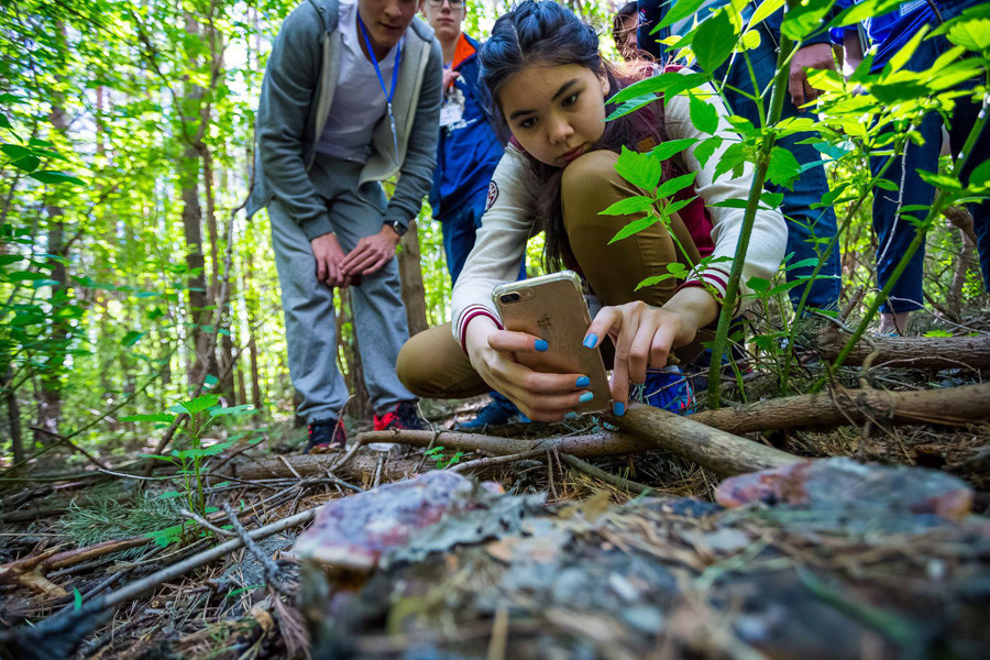 UTMN students studying the wild nature of Siberia