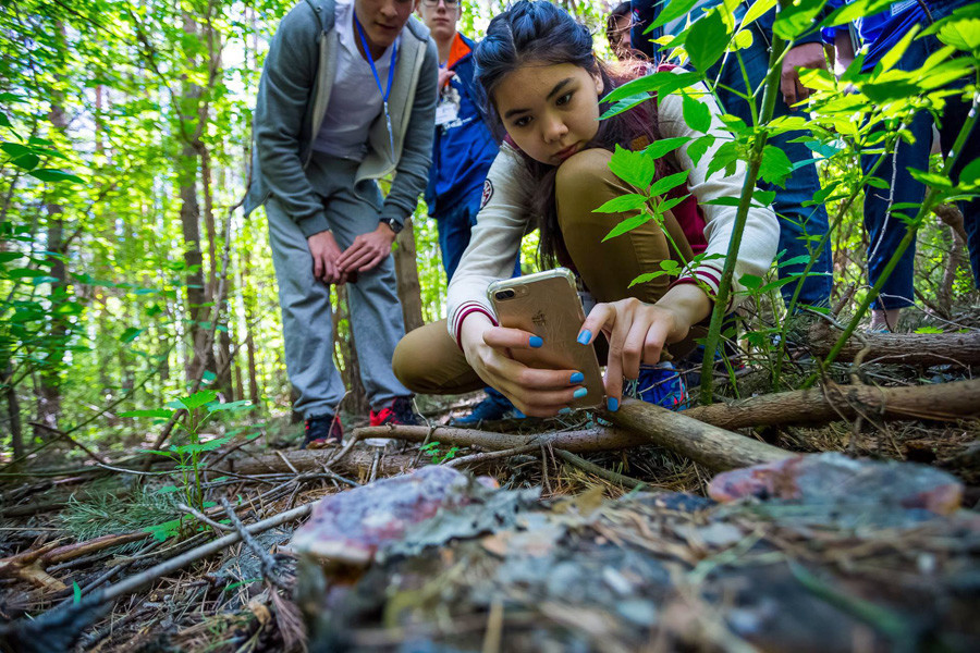 Estudantes da UTMN em pesquisa de campo na natureza selvagem da Sibéria.