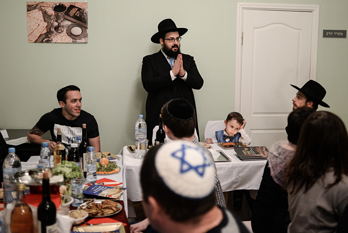 Membros de uma comunidade judaica durante refeição ritual familiar no feriado do Pessach Seder em Velíki Nôvgorod, na Rússia.