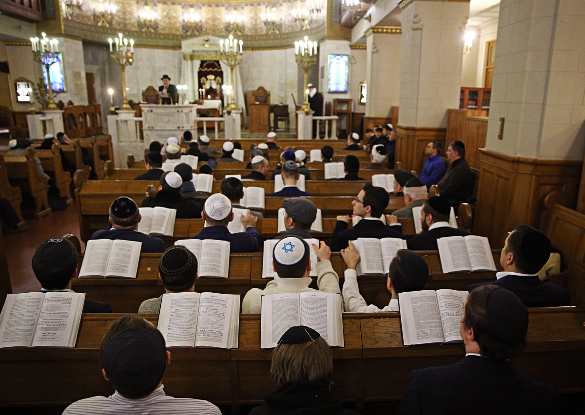 Judeus leem a Torá em celebração do Pessach na Sinagoga Coral de Moscou, em 2018.